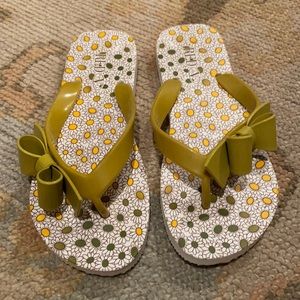 Red V flip flops, size 6